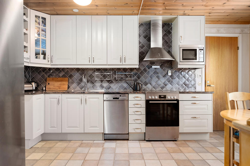 Kök, klinkergolv och sten-bänkskivor