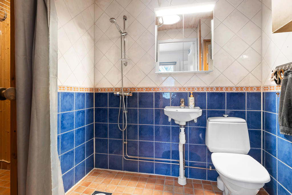 Badrum med ingång till bastu