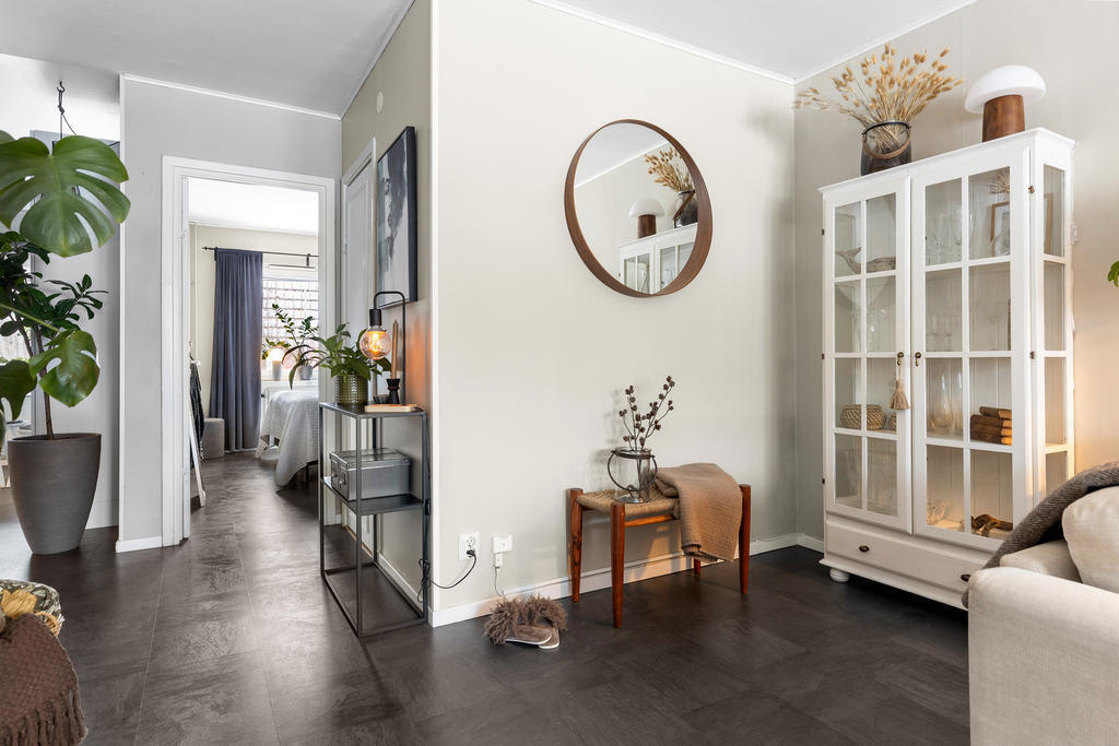 Bild från vardagsrum mot hall