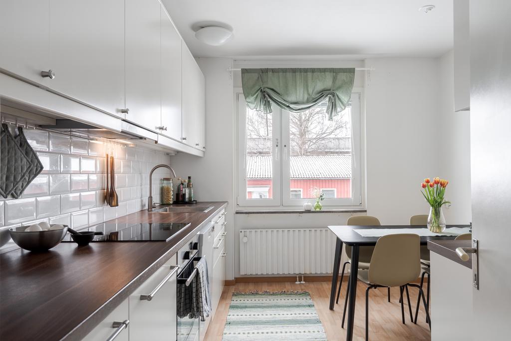 Kök med bra förvaring och arbetsytor