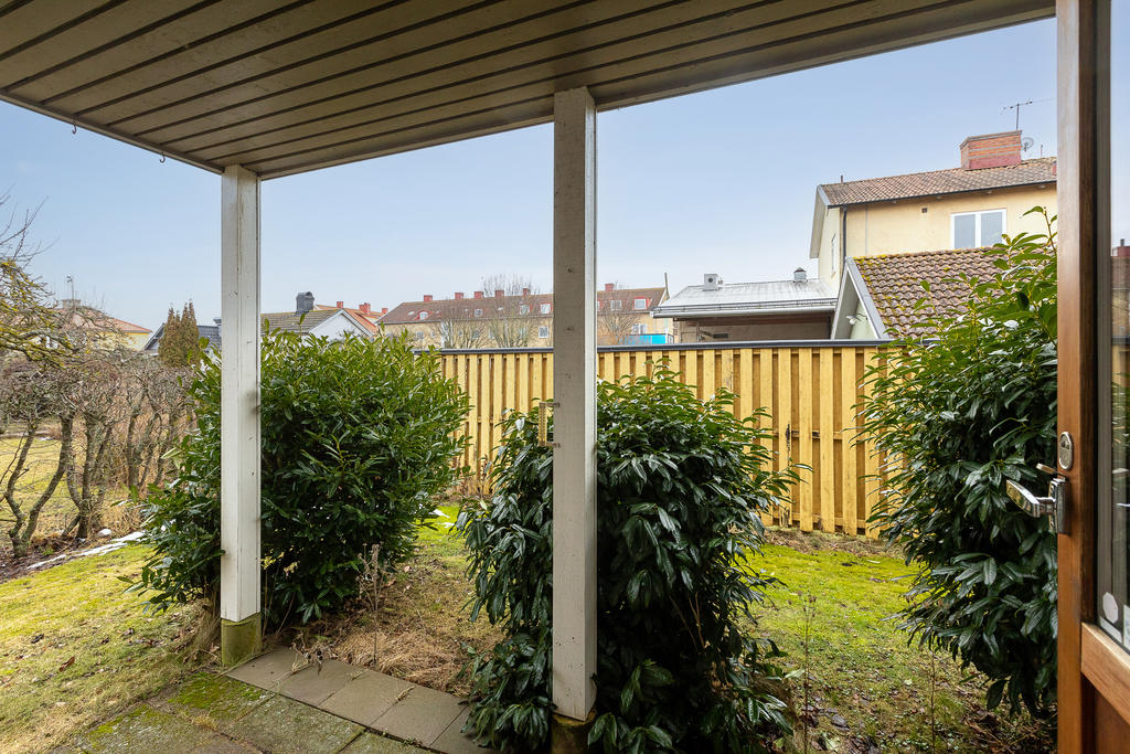 Uteplatsen till en av bottenlägenheterna