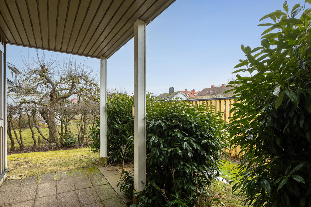 Uteplatsen till en av bottenlägenheterna