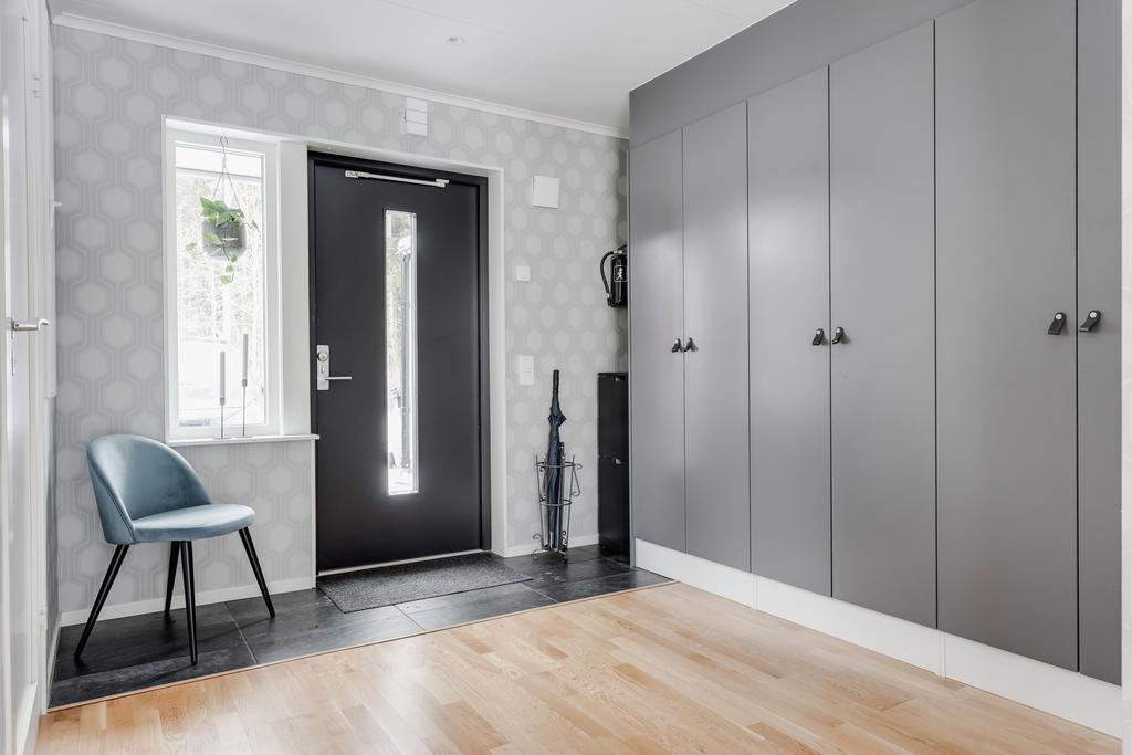 Ljus hall med gott om förvaring