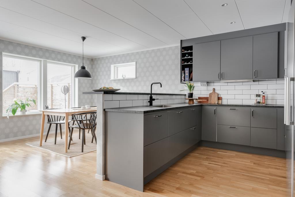 Kök, matplats och vardagsrum i öppen planlösning