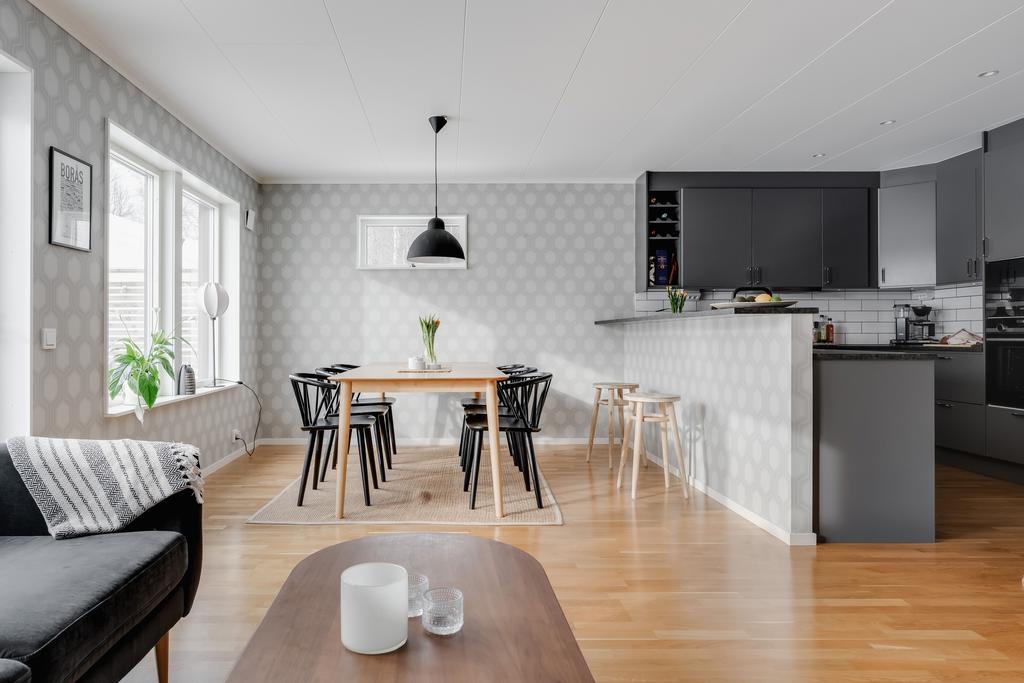 Vardagsrum, matplats och kök i öppen planlösning