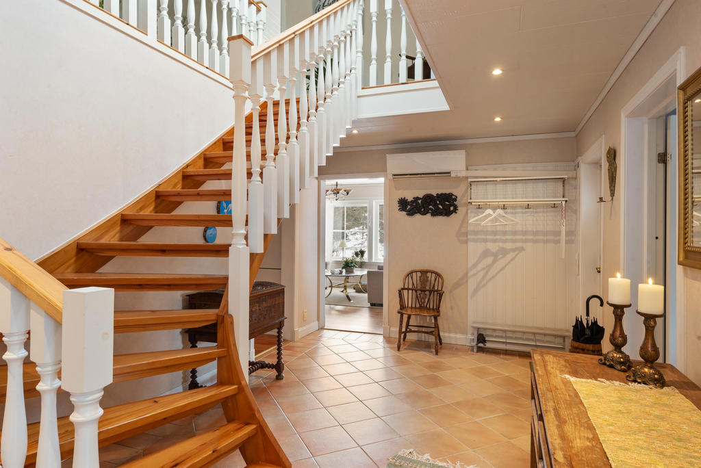 Underbar enré med trappa upp till övervåningen