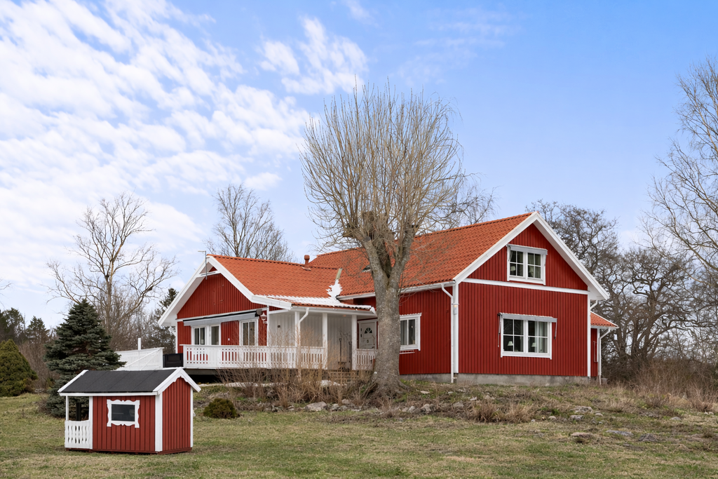 En tomt om nästan 10 000 kvm Bilden är årstidsredigerad