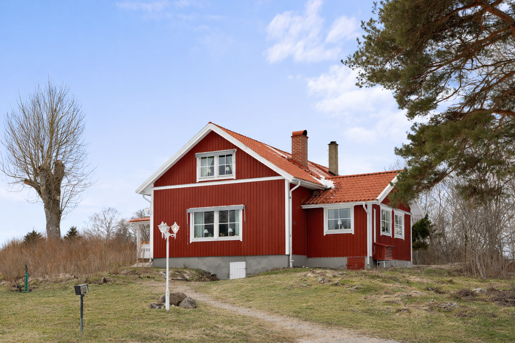 Husets södra sida
Bilden är årstidsredigerad