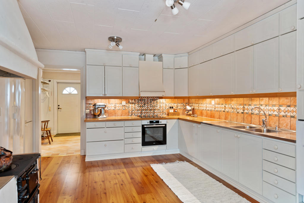 Stort kök med mycket förvaring