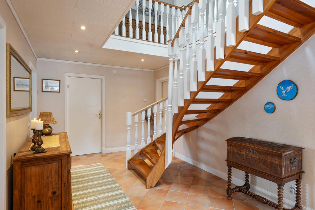 Hall med tjusig trappa