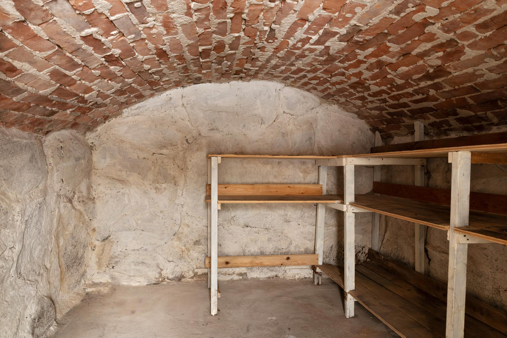 Källare, kanske för vin o mat?