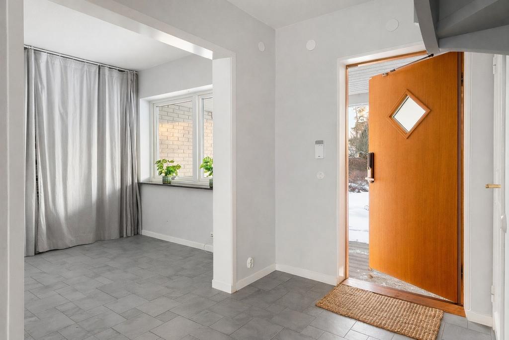 Rymlig hall med mycket gott om yta och förvaringsmöjligheter