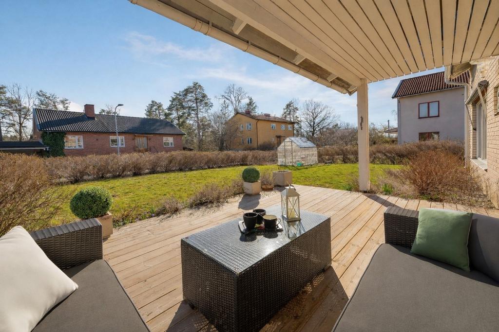 Vindstilla uteplats med sol hela dagen