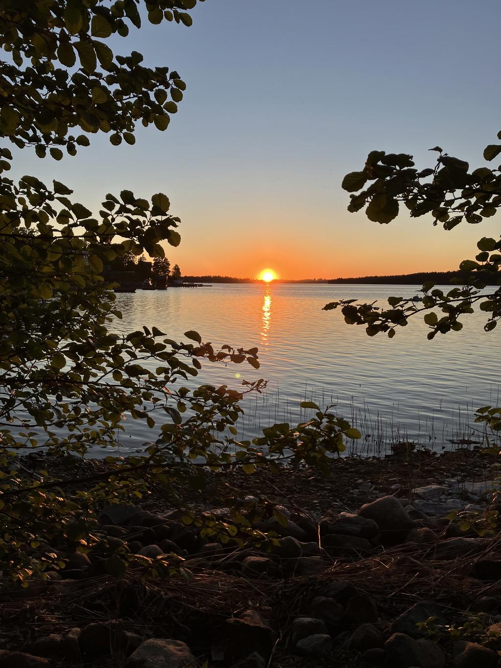 Solnedgång i närliggande Askrikefjärden