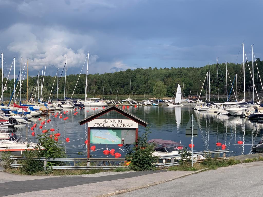 Askrike småbåtshamn på bekvämt gångavstånd med populär badbrygga
