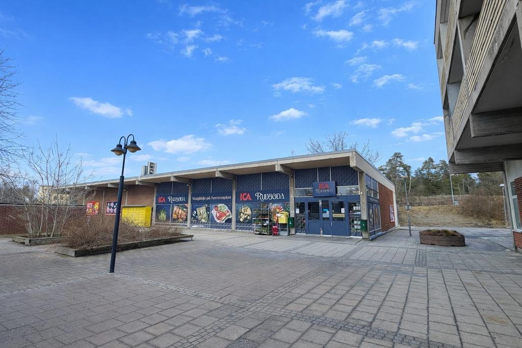 Rudboda torg med välsorterad matbutik och torghandel på bekvämt gångavstånd