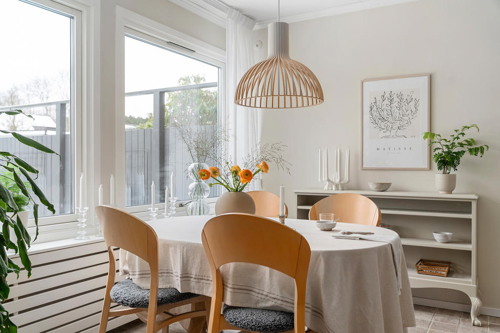 Matplats för fyra personer vid fönstret