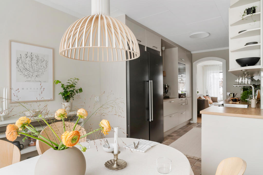 Kök med gott om förvaring och arbetsyta