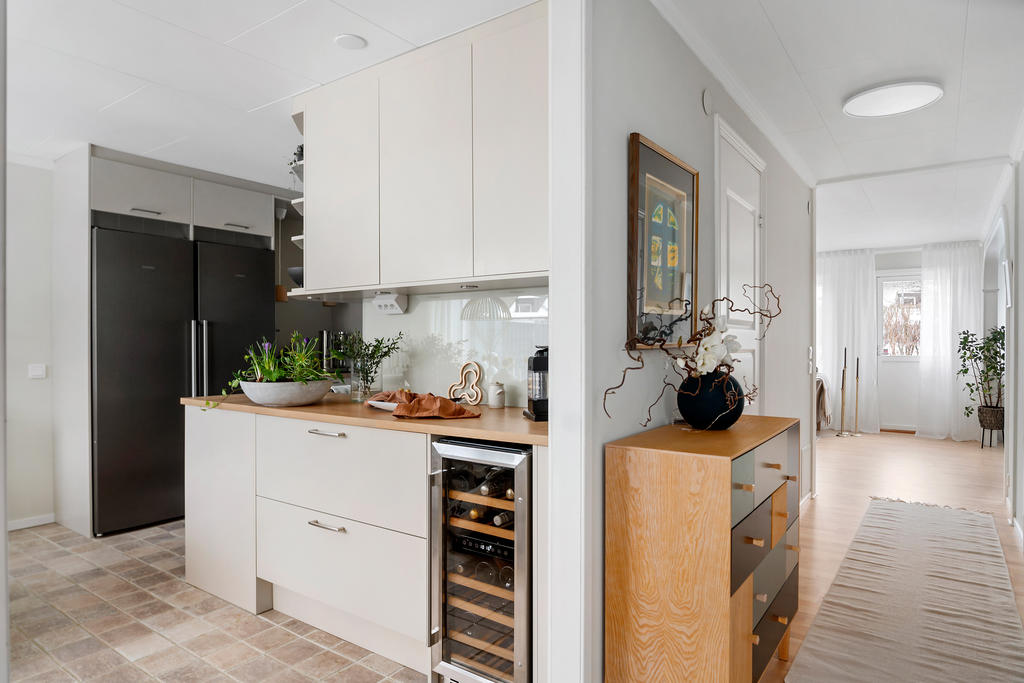 Kök mot hall och vardagsrum