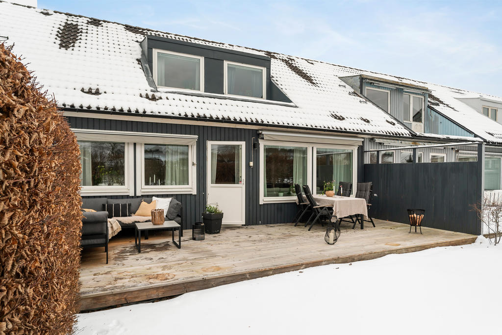 Altan med plats för loungemöbel och matbord