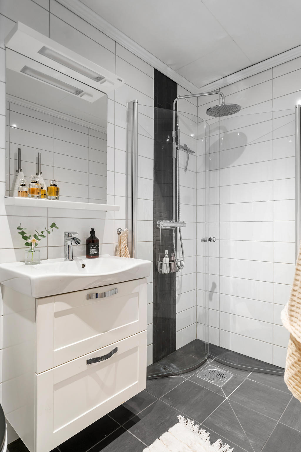 Renoverat stilrent badrum med dusch