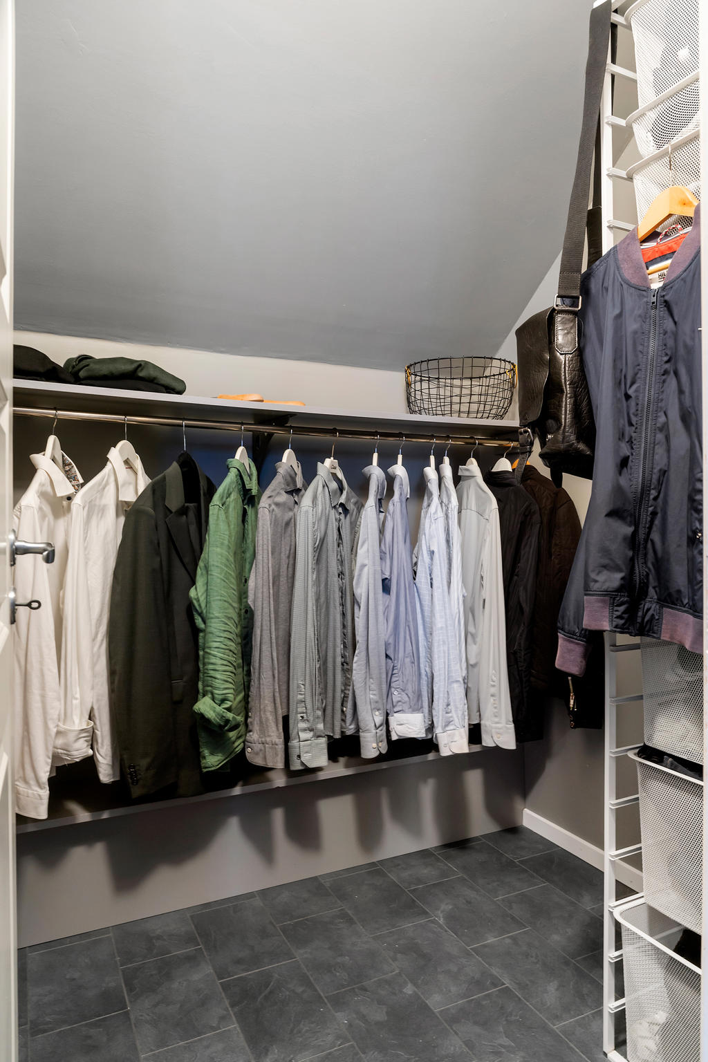 med ingång till klädkammare