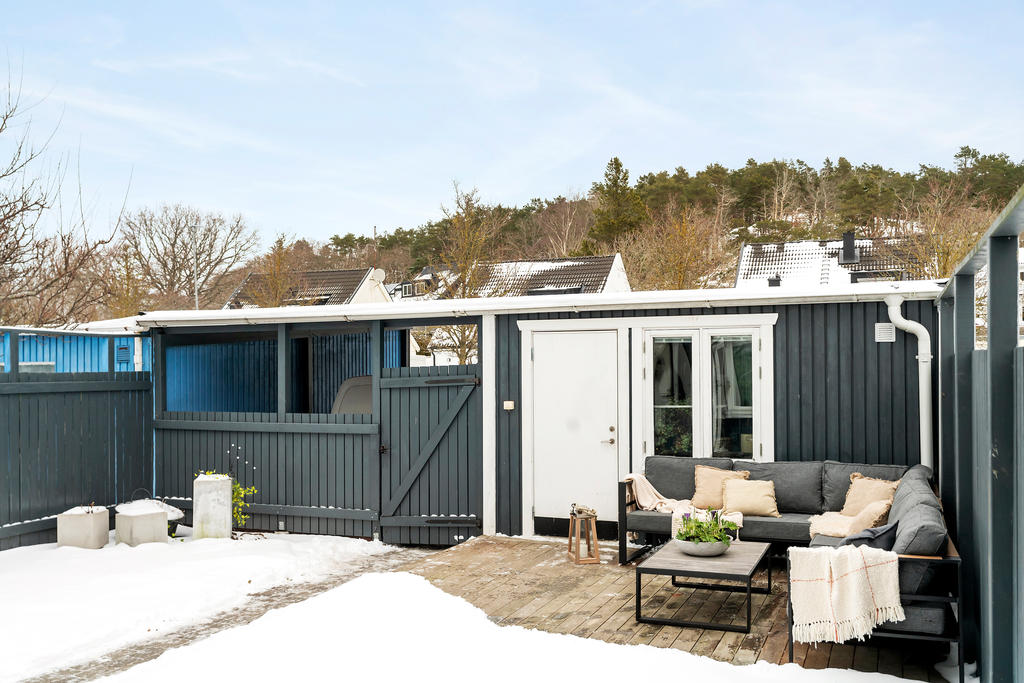 Altan med plats för loungemöbel på entrésidan