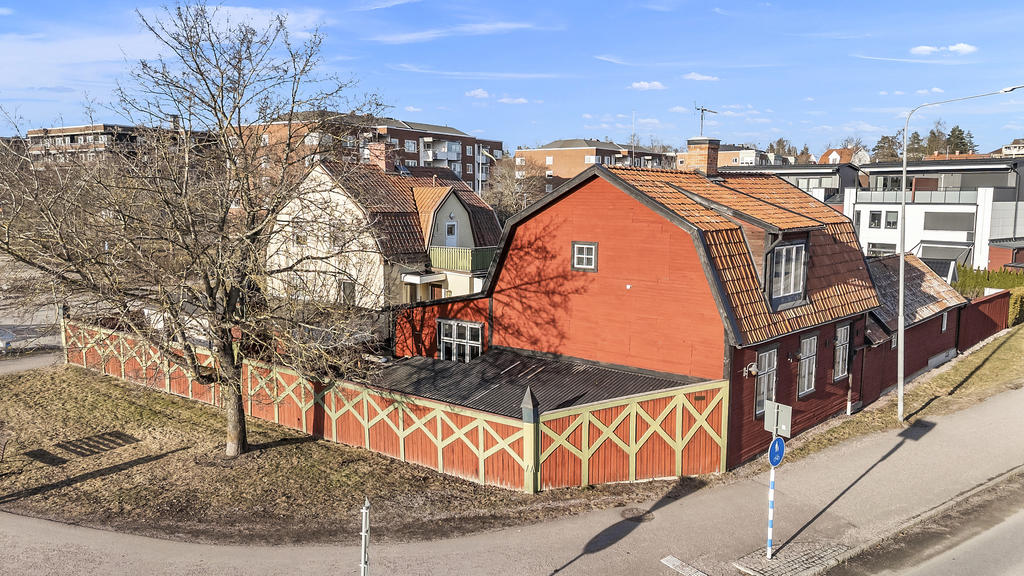 Insynsskyddat läge mitt i centrum 