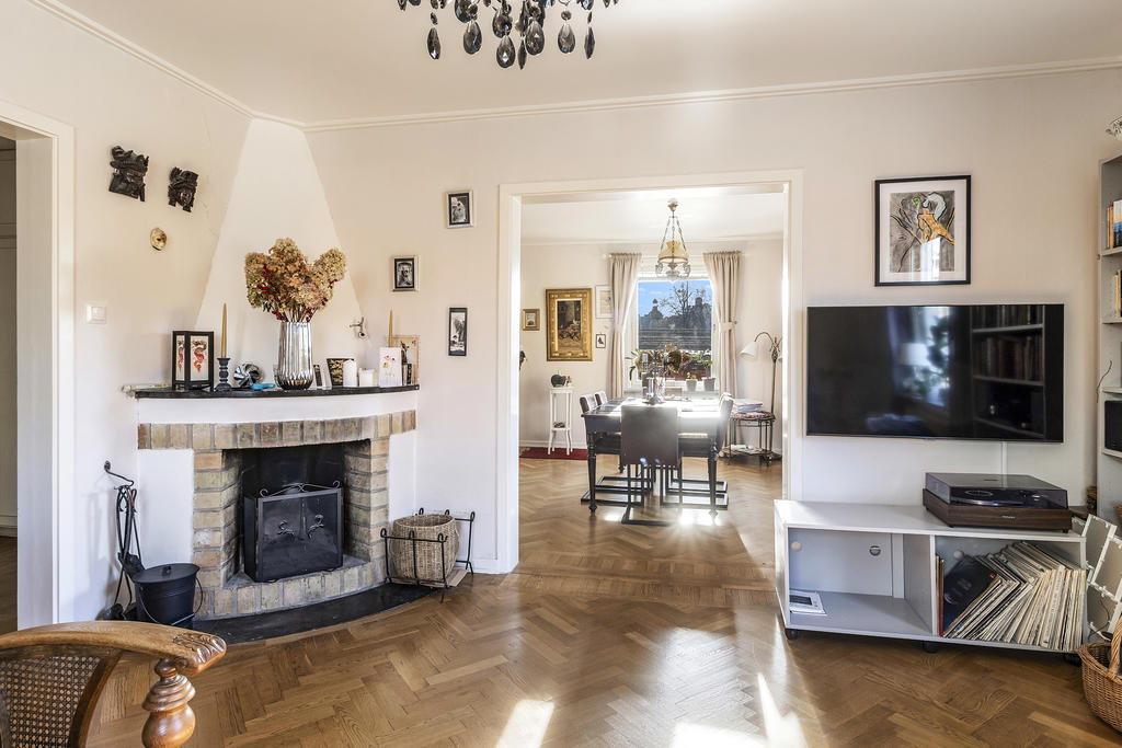 Vardagsrum med öppen spis lgh1