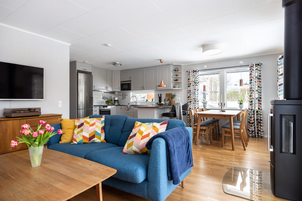 Vardagsrum och kök i öppen planlösning 