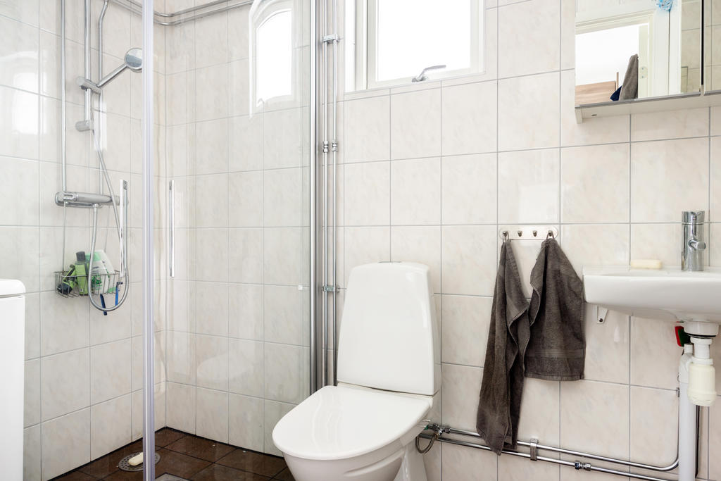 Helkaklat badrum i attefallshuset 