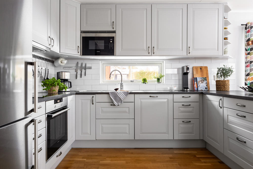 Kök med god förvaring och arbetsyta