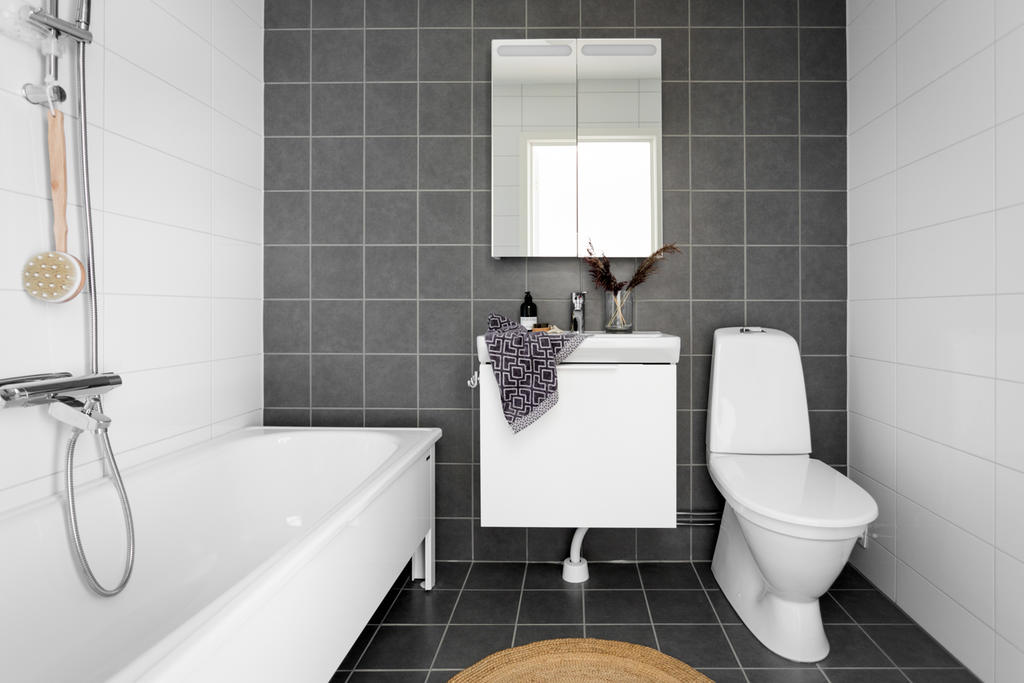 Badrum på ovanvåningen med badkar. 