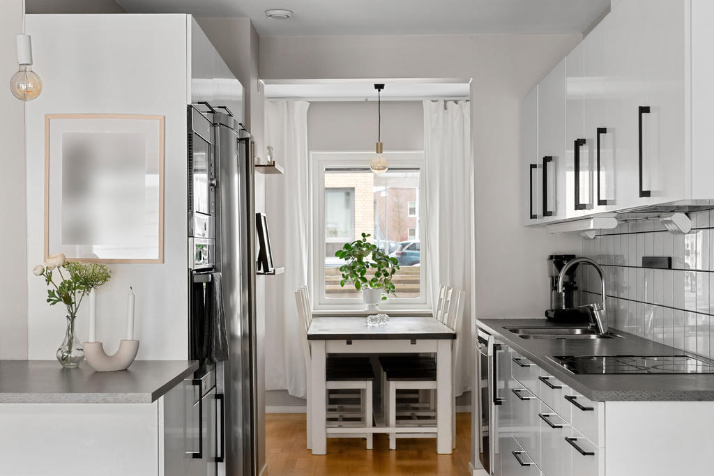 Genomgående kök med matplats.