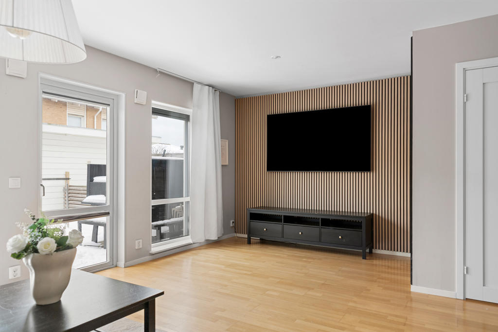 TV-vägg med akustikpanel. 