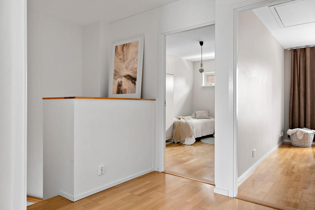 Hallen en trappa upp. Här nås alla fyra sovrum. 