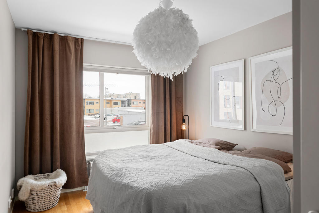 Master bedroom med stor inbyggd garderob. 