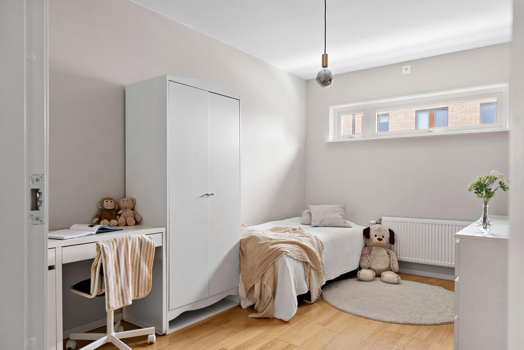 Bostadens andra sovrum (tidigare allrum) är mycket stort. 