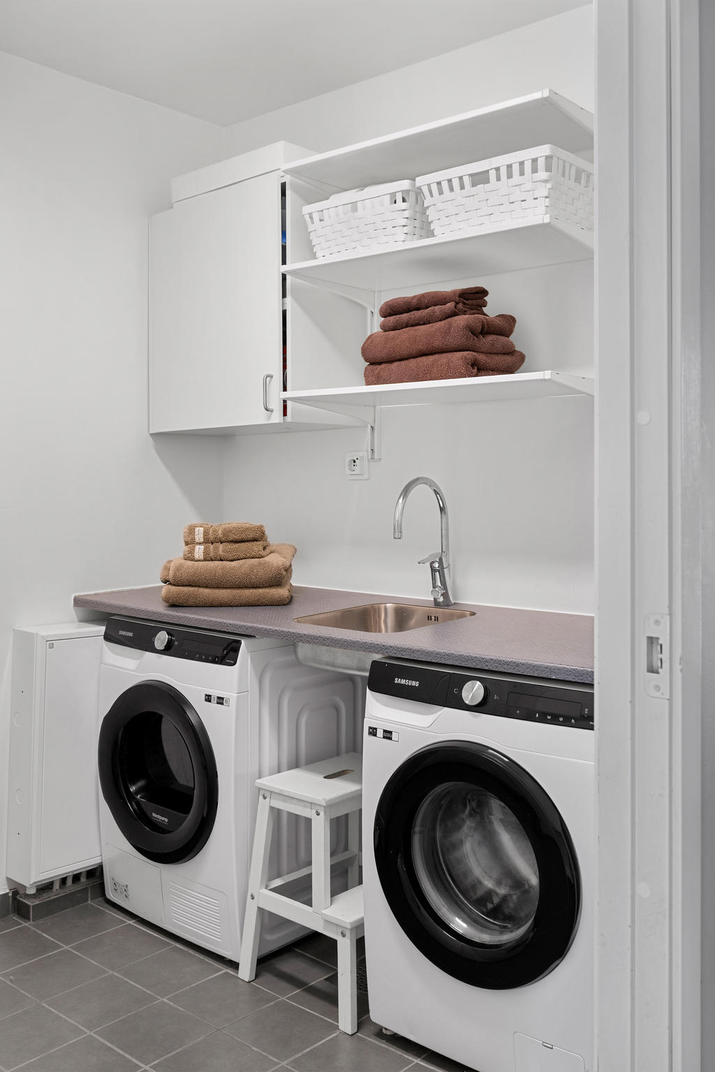 Separat tvättstuga på entréplan. 