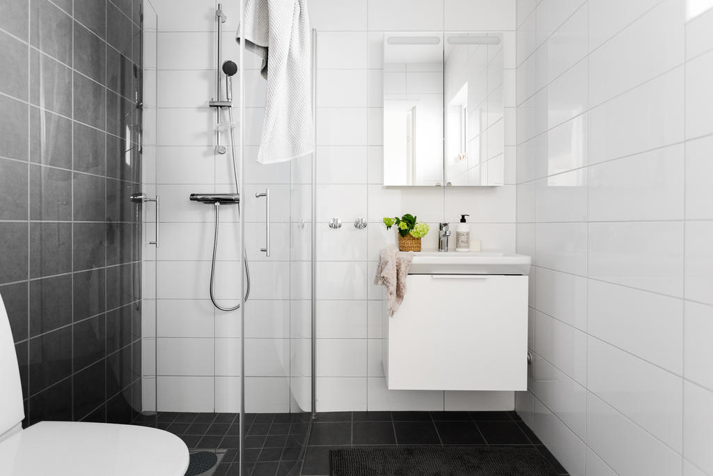 Badrum på entréplan med dusch. 