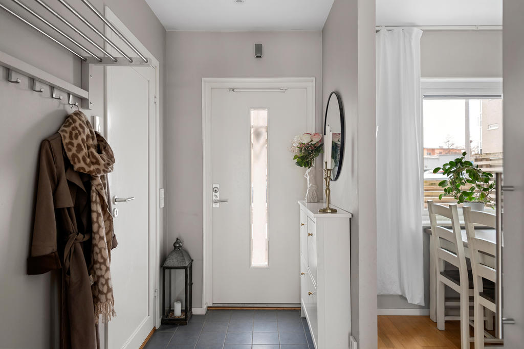 Hall med klinkergolv. 