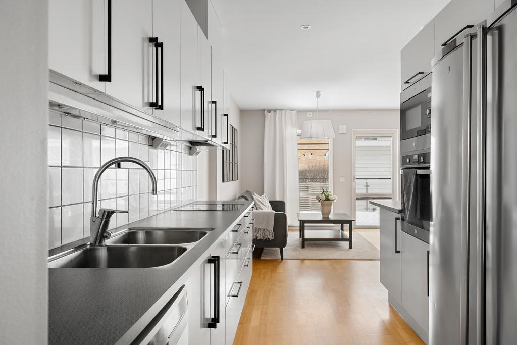 Klassiskt kök med vita släta luckor och full maskinpark. 