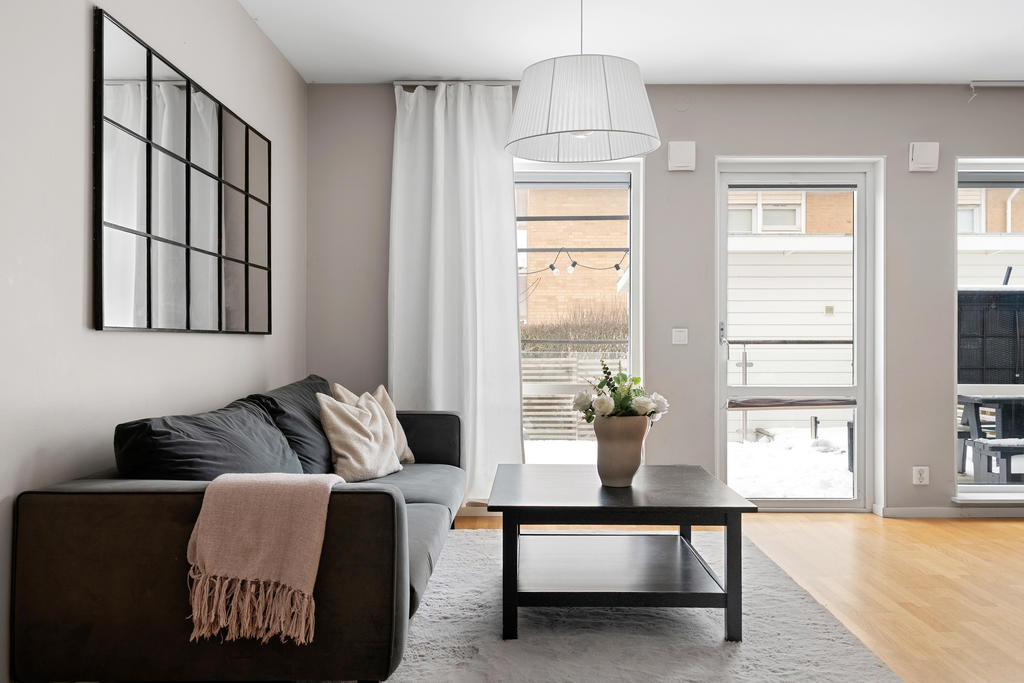 Stora fönsterpartier och dörr i helglas. 