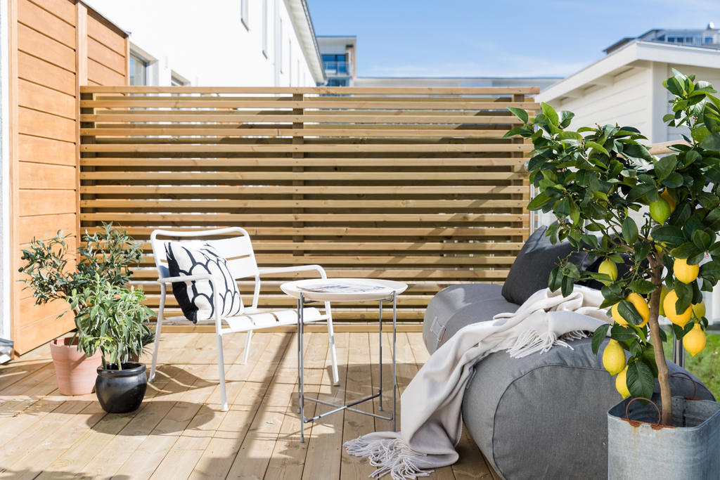 Solig uteplats med utgång från vardagsrummet. 