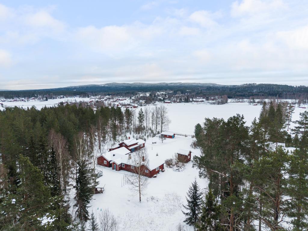Fastigheten är belägen i Styrsjöbo – en idyllisk liten by med faluröda hus och gårdar vackert belägna vid sjön Styrsjön.