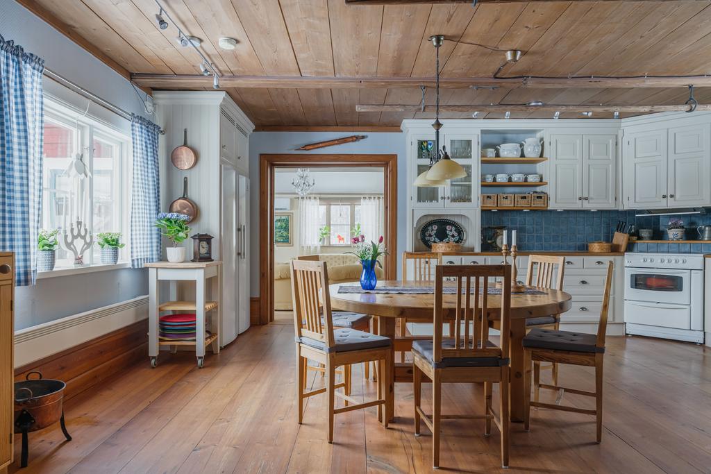 Det härliga köket utgör husets självklara hjärta och blir en naturlig samlingsplats för både vardag och fest.