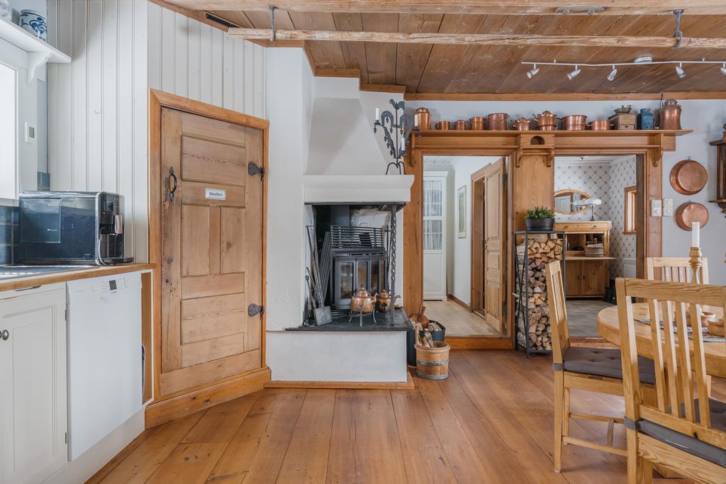 Kök sett mot kontor/sovrum och hall.