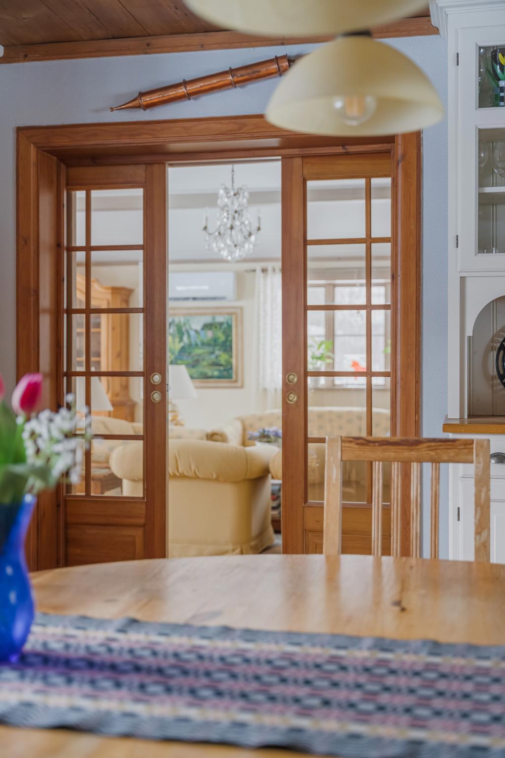 Kök sett mot vardagsrum.