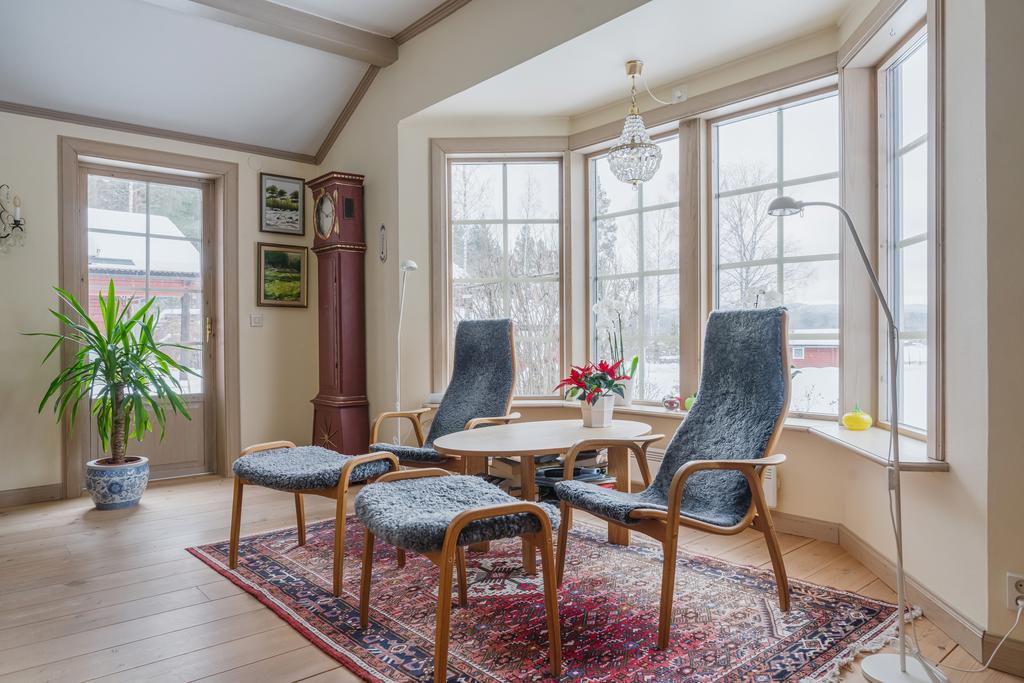 Vardagsrum med utgång till trädgården.