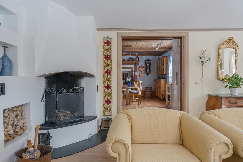 Vardagsrum sett mot kök.